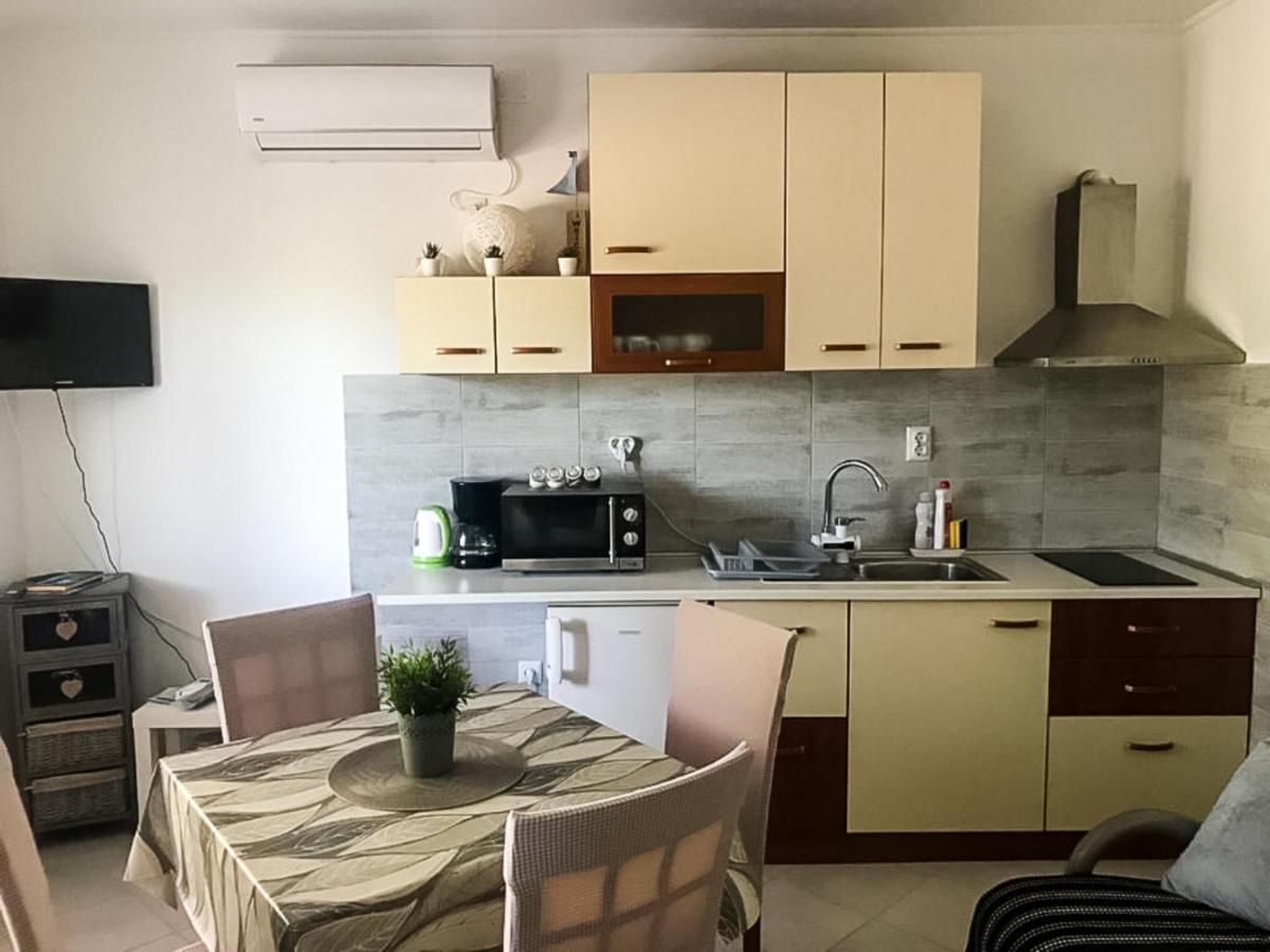 Apartments Sea Star Ivana มารีนา ภายนอก รูปภาพ