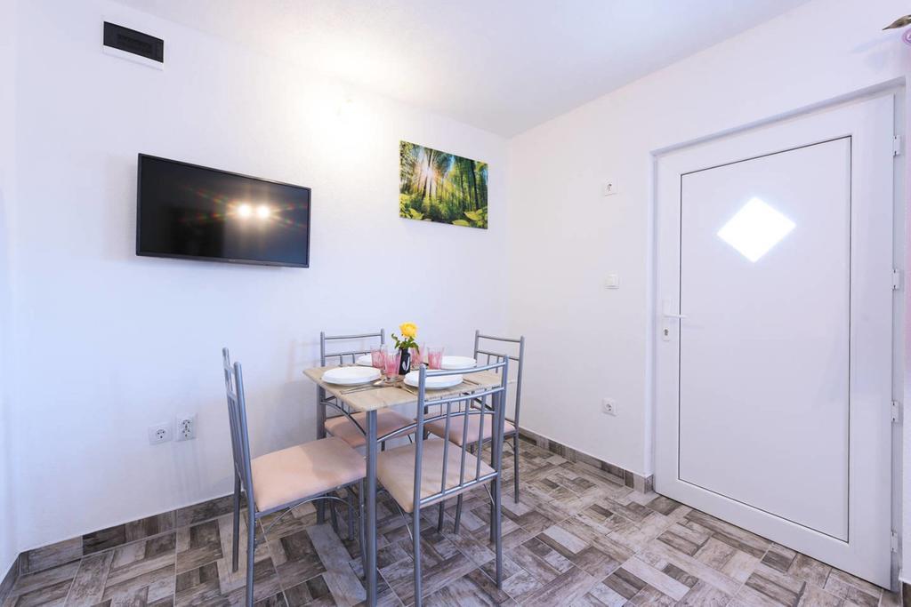 Apartments Sea Star Ivana มารีนา ภายนอก รูปภาพ